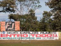 Estadio de Boquerón - Anuncio con mensaje al atelta Carlos "Calicho" Ruíz