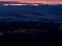 Ciudad De Volcan En La Noche