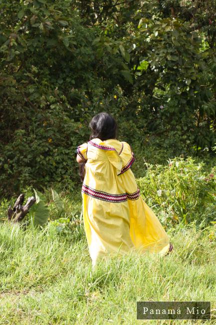 Mujer Gnobe Bugle con su vestido tradicional