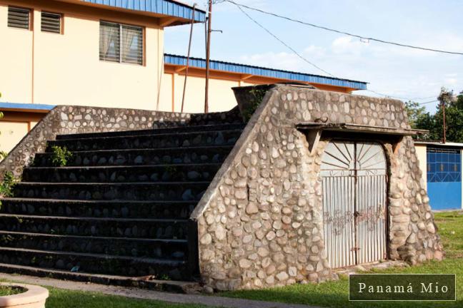 Vieja estructura en el exterior de la Iglesia de Alanje