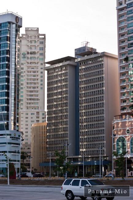 Edificio de la Contraloría visto desde la Cinta Costera