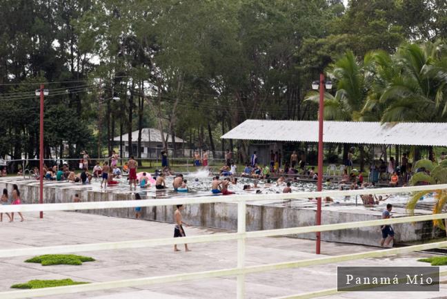 Vista de cancha y una de las piscinas en Borinquito - La Concepción, Bugaba