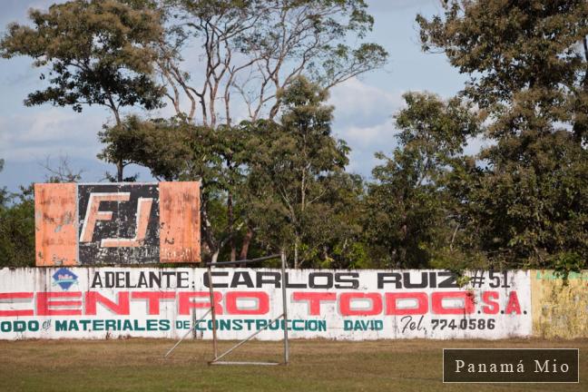 Estadio de Boquerón - Anuncio con mensaje al atelta Carlos "Calicho" Ruíz