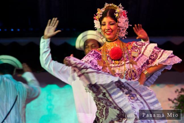 Bailarina de Conjunto Típico luciendo La Pollera