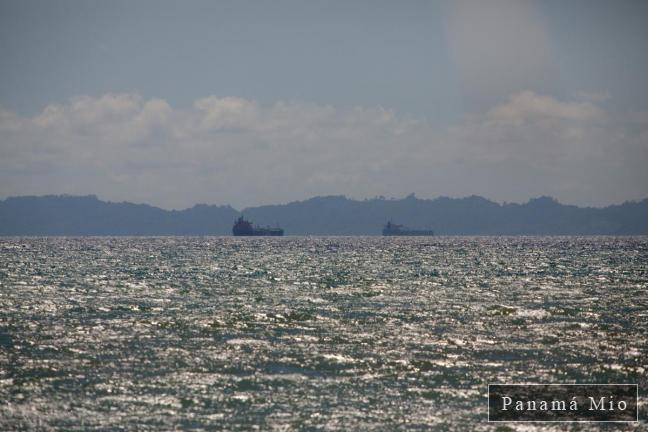 Barcos en Punta Búrica - vista desde la playa en Estero Rico