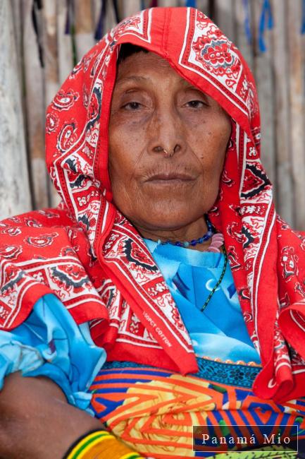 Mujer Kuna luciendo su tradicional atuendo, San Blas