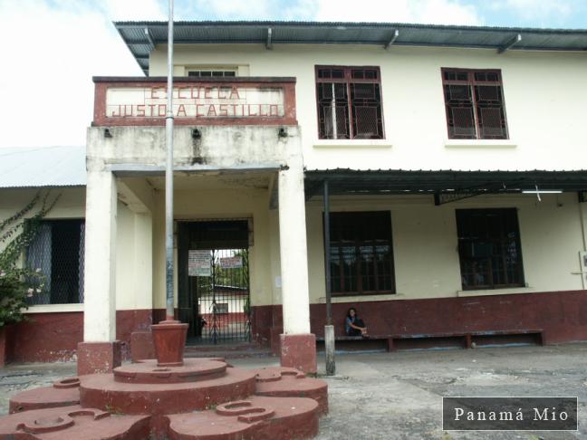 Vista Frontal de la Escuela Justo Abel Castillo