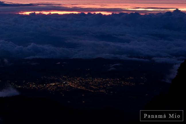 Ciudad De Volcan En La Noche