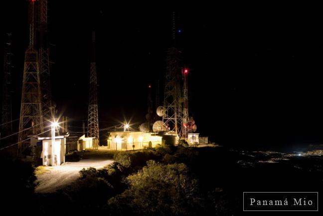 En la cima de Volcan Baru por la noche